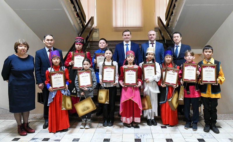 Глава Хакасии наградил пятиклассников за лучшее знание  хакасского языка